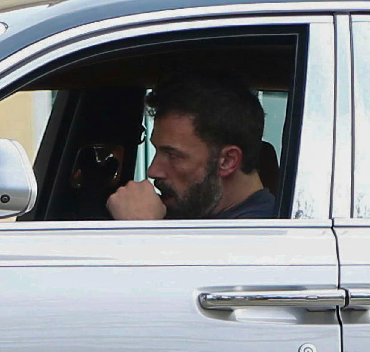 JLo pareció no estar con él, pues al artista se le vio solo en el auto mientras esperaba al menor, uno de los tres hijos que tuvo en 
<b><a href="https://www.univision.com/famosos/hijos-de-ben-affleck-y-jennifer-garner-fotos" target="_blank">su matrimonio con Jennifer Garner. </a></b>
<br>