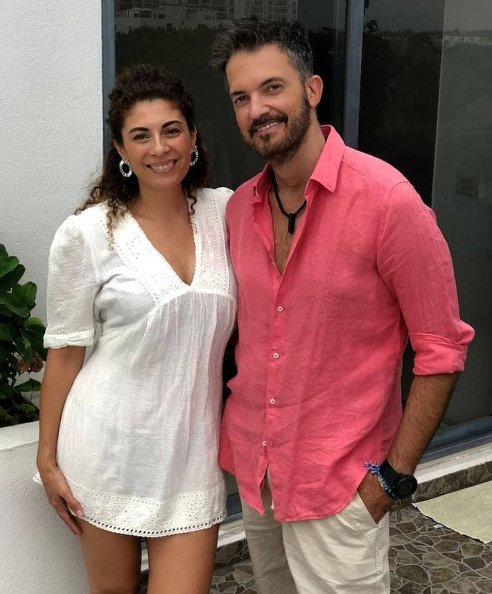 Ana Ferro explicó por qué su futuro esposo había guardado silencio ante esta recaída: "Es enemigo del escándalo y
<b> <a href="https://www.univision.com/famosos/era-una-piltrafa-fernando-del-solar-reaparece-en-television-y-relata-como-supero-la-neumonia-en-el-hospital-fotos" target="_blank">no le gusta que su público lo vea mal</a>, </b>entonces, prefiere guardarse todo, por eso subió esa foto donde lo vemos con muy buen semblante".
<br>