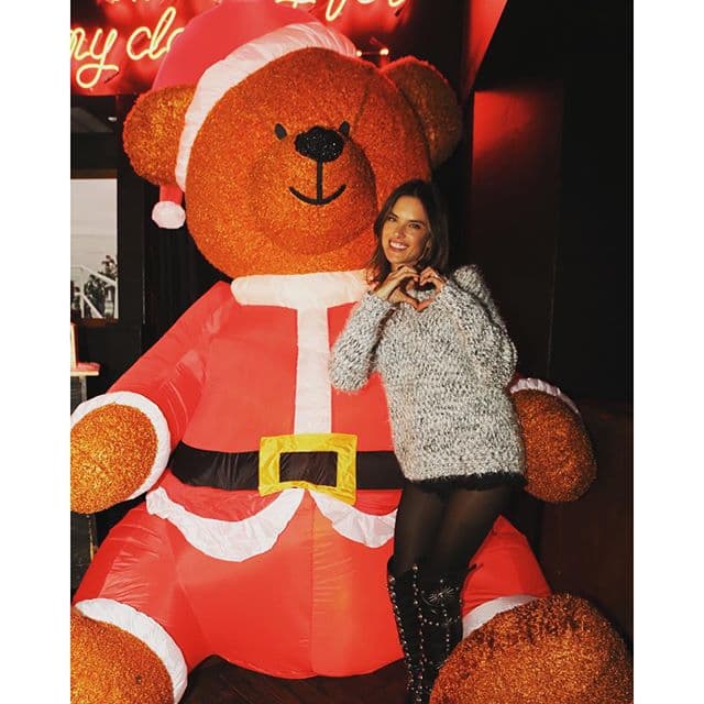 La modelo adora la Navidad y no para de demostrarlo.