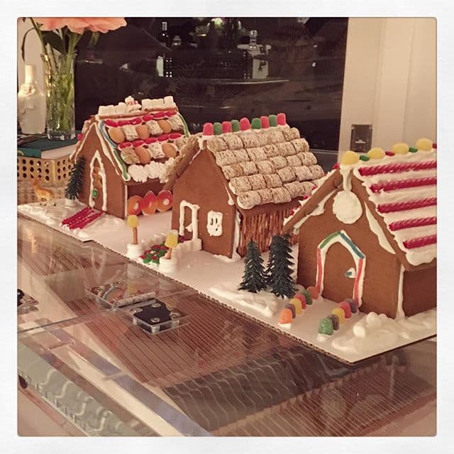 Miranda Kerr ya se puso a hacer galletitas y galletotas con diseños increíbles.