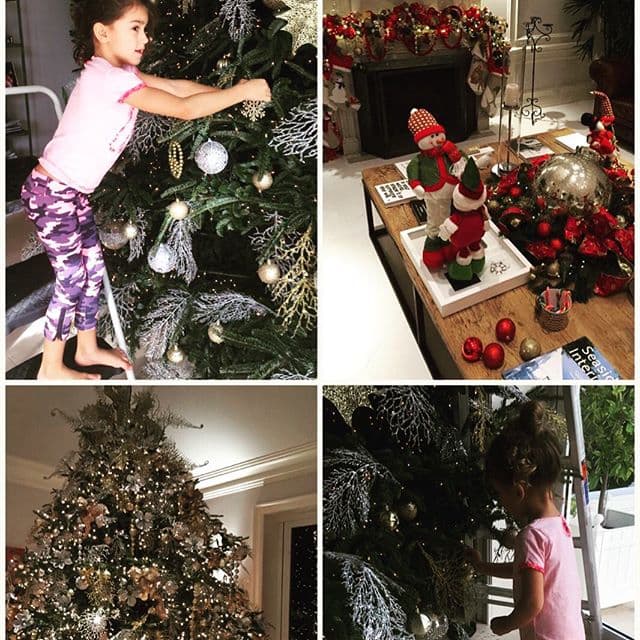 El arbolito no puede faltar en estas fechas, es por eso que Adriana Lima ya lo puso en su casa junto con su pequeña.