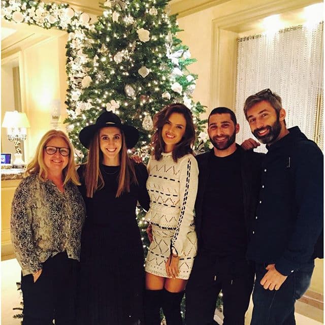 Pero también otro angelito de Victoria's Secret ya se está preparando para estas fechas, Alessandra Ambrosio comparte sus momentos más especiales todo el tiempo.