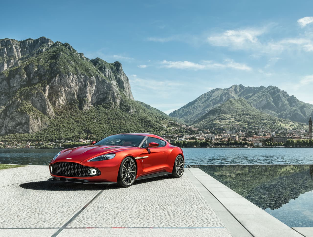 El Aston Martin Vanquish Zagato, basado en el hermoso concepto presentado en el 'Concorso d'Eleganza Villa d'Este' en Italia el pasado mes de mayo, estará limitado a 99 unidades las cuales serán construidas sólo después de ser ordenadas.