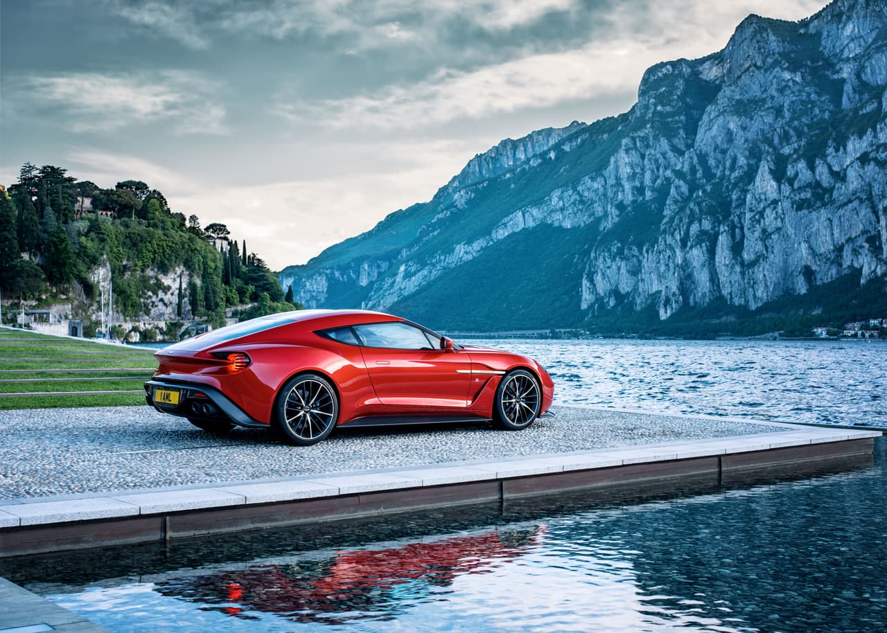 El Aston Martin Vanquish Zagato está equipado con un motor V12 de 6.0 litros de desplazamiento capaz de generar 576 caballos de fuerza.