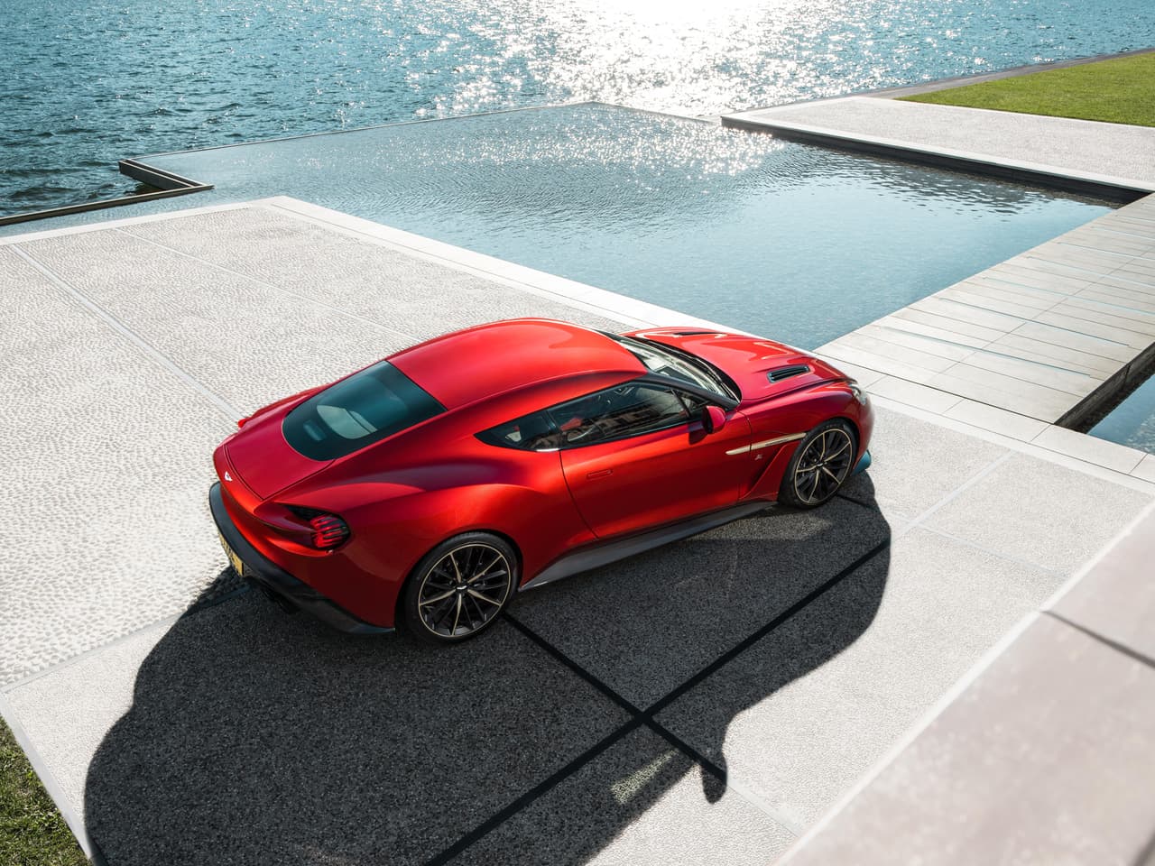 La generosa utilización de la fibra de carbono reduce sustancialmente el peso del Aston Martin Vanquish Zagato 2017. El bajo peso permite una brutal aceleración de 0 a 60 mph en solo 3.5 segundos.