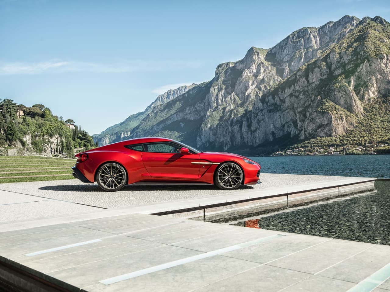 La carrocería del Aston Martin Vanquish Zagato está hecha totalmente de fibra de carbono. Los paneles que la conforman son mínimos reduciendo una gran cantidad de líneas de encuentro.