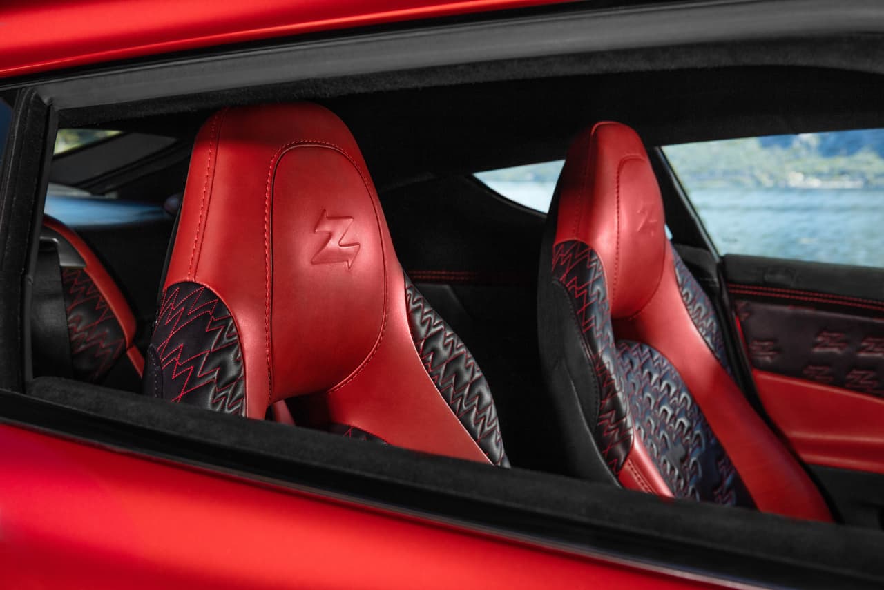 El logotipo de la Z de Zagato domina el interior del Aston Martin Vanquish Zagato 2017, donde abundan materiales exóticos de la más alta calidad.
