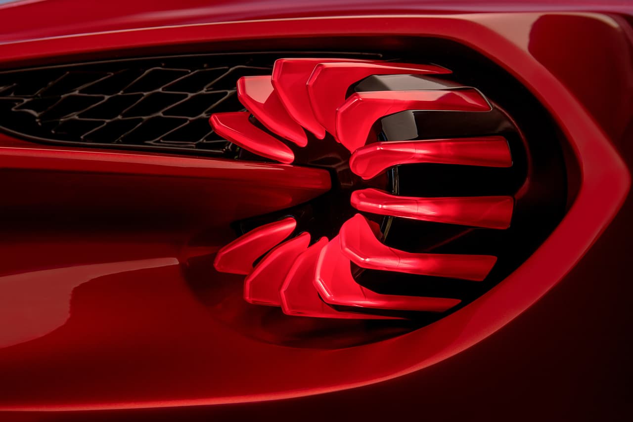 La atención de los detalles en el diseño del Aston Martin Vanquish Zagato no descuidó ningún rincón del nuevo auto. Esto se puede apreciar por ejemplo en el intrincado diseño de las luces traseras de freno que evocan diseños clásicos de Zagato.
