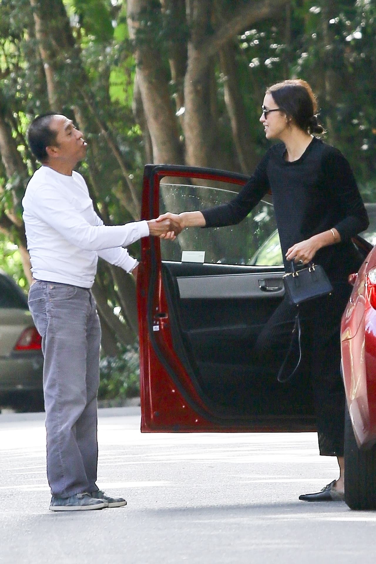 Incluso, Irina Shayk es otra de las personalidades que también ha elegido este neutro, con un conjunto completamente negro y mocasines. Así lo revelaron estas imágenes tomadas el 7 de noviembre de 2017 en Los Ángeles, California.