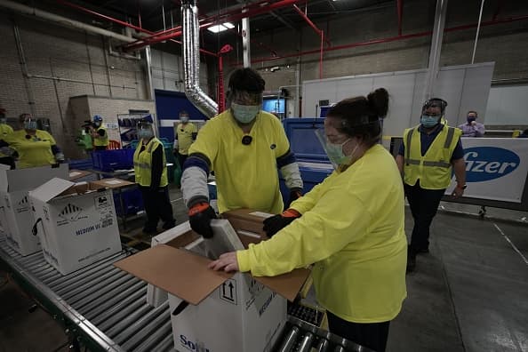 Casi 225,000 dosis se enviarán a Texas, 28,275 de las cuales están reservadas para trabajadores de atención médica de primera línea en el condado de Bexar, donde el virus ha provocado el fallecimiento de más de 1,400 personas.