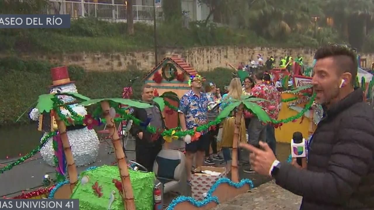 Desfile de barcazas en San Antonio River Walk