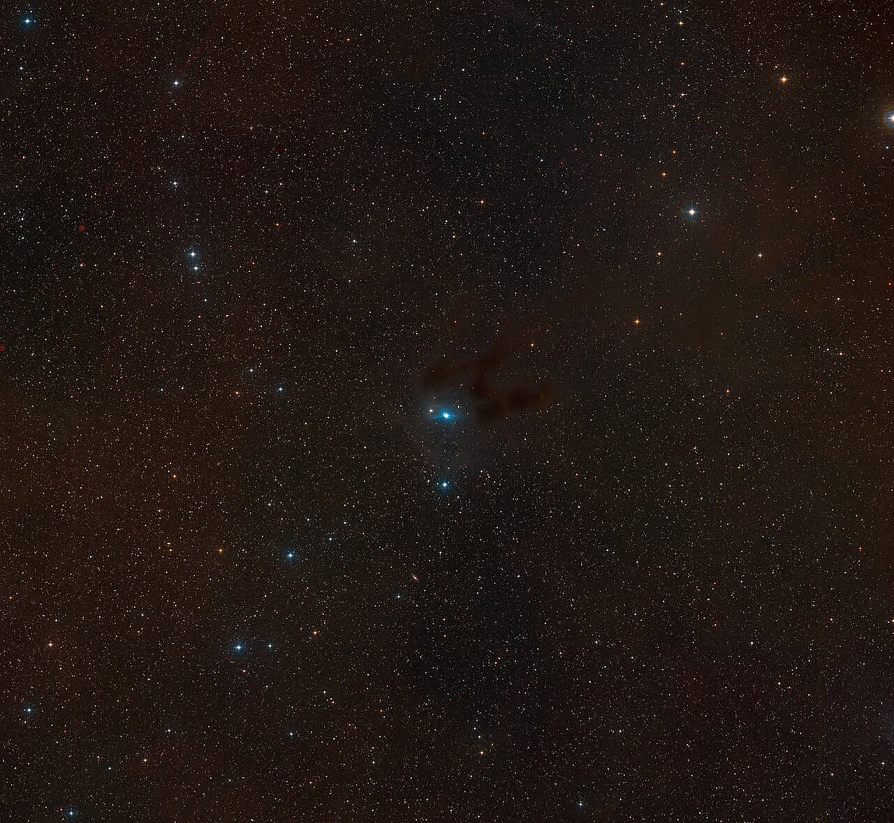 Esta vista realizada con una compleja superposición de tomas muestra la constelación de Auriga, a 520 años luz de La Tierra donde está AB Aurigae. “Necesitamos observar sistemas muy jóvenes para poder captar el momento en que se forman los planetas”, agregó Boccaletti.