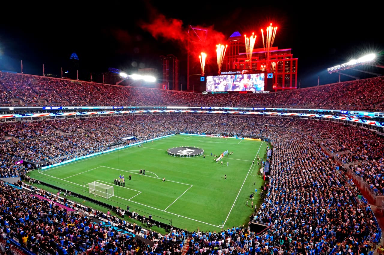 Una multitud presencia el estreno como local de Charlotte FC en el Bank of America Stadium.