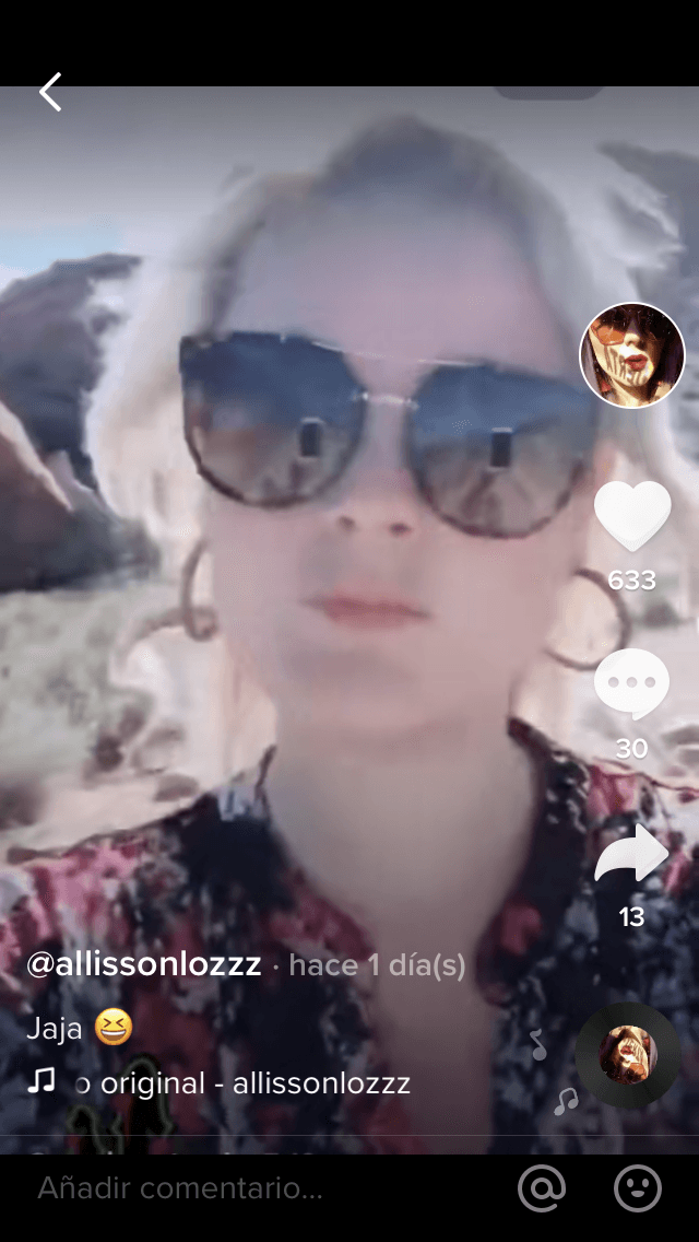 Su respuesta vino con una 'selfie' en la que lucía unos lentes de sol. 
<br>