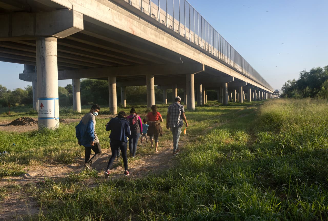 Ordenan liberar a más de 200 inmigrantes encarcelados por operativo del gobernador de Texas