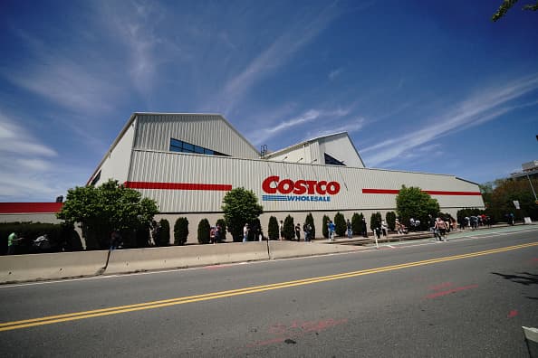 A partir del 4 de mayo, todos los miembros de Costco deben usar un subreboca en todo momento mientras estén en Costco. Los niños de 2 años o menos y las personas que no pueden usar una máscarillas debido a una afección médica no deberán usarla.