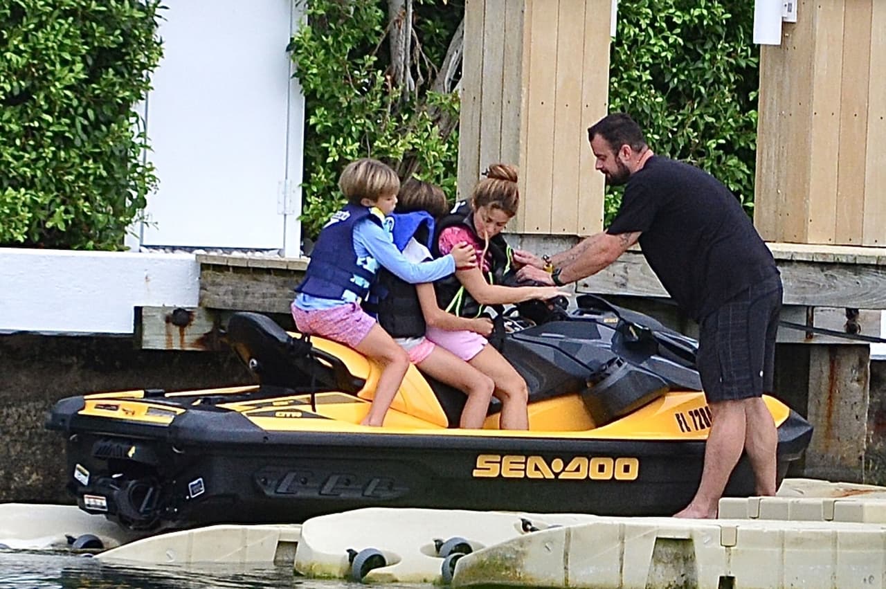 Mientras tanto, los niños se abrazaron con fuerza mientras navegaban por las aguas de Miami. 
<br>