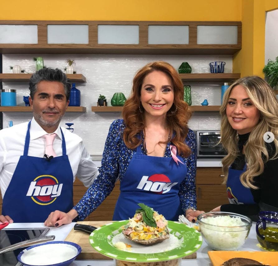 En la charla, reveló cuál fue el primer platillo que le preparó con sus propias manos: "Lo primero que le hice de comer fue un 
<b>salmón con alcaparras</b>, cuya receta también compartí en el programa Hoy". 
<br>