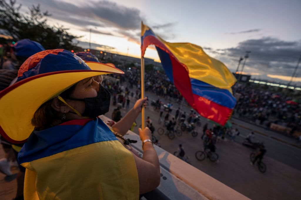 El movimiento de
<a href="https://www.univision.com/temas/protestas-en-colombia">protesta en Colombia</a>
<b>tomó de nuevo las calles este miércoles</b>, en la víspera de unas negociaciones con el gobierno este jueves que buscan darle una salida a la actual crisis, que estalló el 28 de abril y se intensificó tras abusos policiales que el propio presidente Duque reconoció.
<a href="https://www.univision.com/shows/al-punto/entrevista-a-ivan-duque-si-se-han-presentado-abusos-y-esos-abusos-se-denuncian-y-se-castigan-video"><i>Lee aquí la entrevista completa del presidente de Colombia, Iván Duque, con Patricia Janiot de Univision</i></a>
<i>. </i>