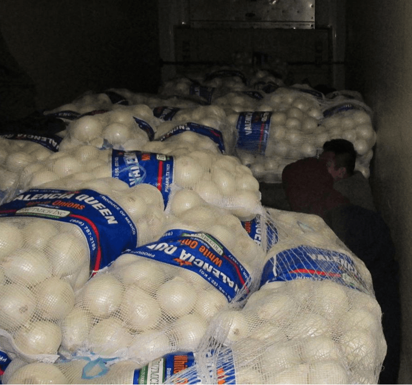 Se les ofreció atención médica, pero sólo uno requirió tratamiento médico. El conductor y el acompañante, ambos residentes legales pero originarios de El Salvador, fueron arrestados con el cargo de tráfico de humanos.