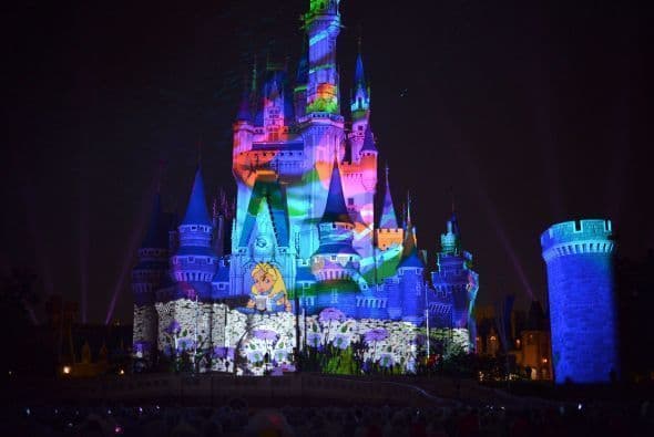 Imágenes de personajes de Disney se proyectan en el castillo de Cenicienta en un preestreno de la nueva atracción ' Érase una vez ' en el Tokyo.