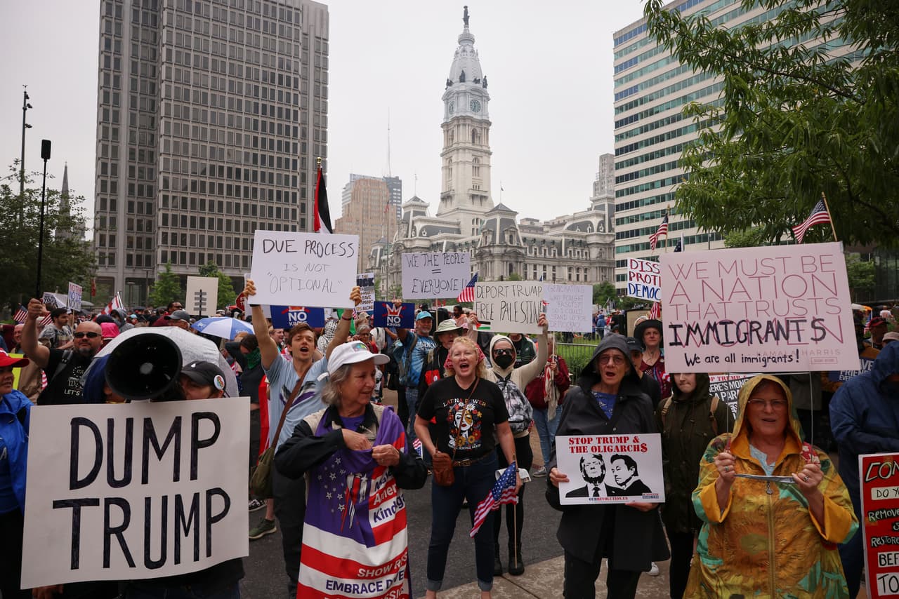 Protesta del "No Kings Day" en Filadelfia.