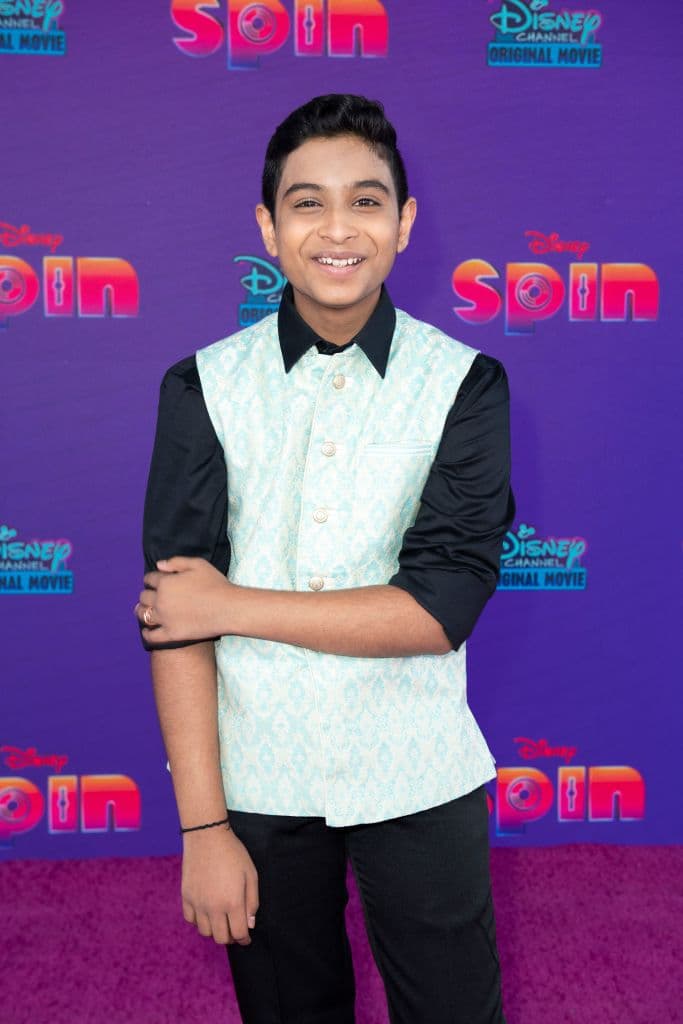 <b>Aryan Simhadri</b>
<br>Él fue el joven actor que se quedó con el papel de Grover, el inseparable amigo del protagonista. En redes sociales diversos comentarios resaltaban que no era "tan simpático" para interpretarlo.