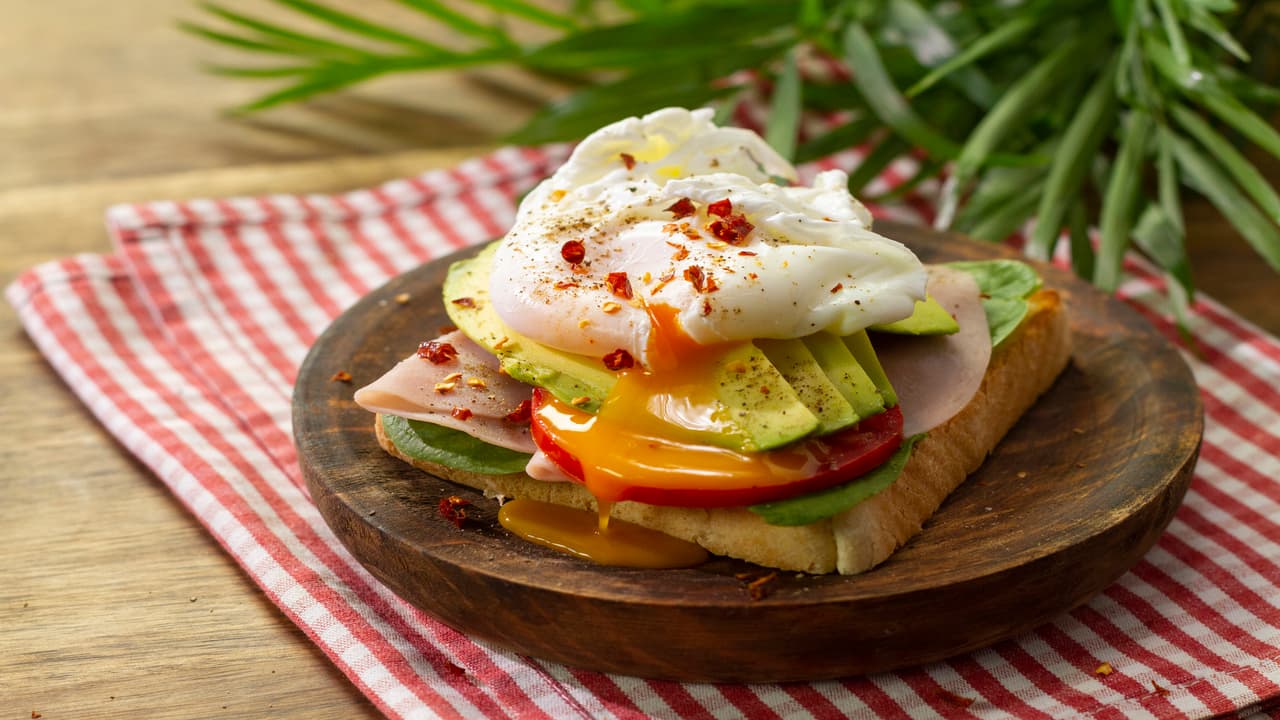 Pan tostado con aguacate y huevo escalfado