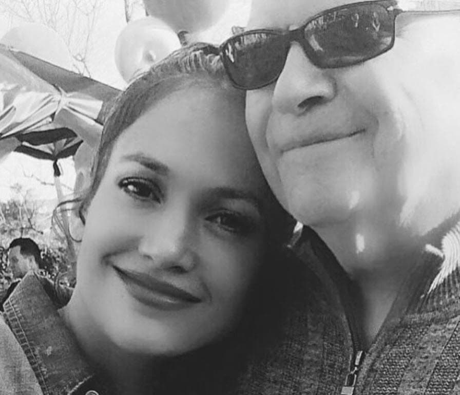 Medios como la revista Hello! han destacado que
<b>don David suele guardar un "bajo perfil" público</b>, a diferencia de la madre de la cantante.
<br>