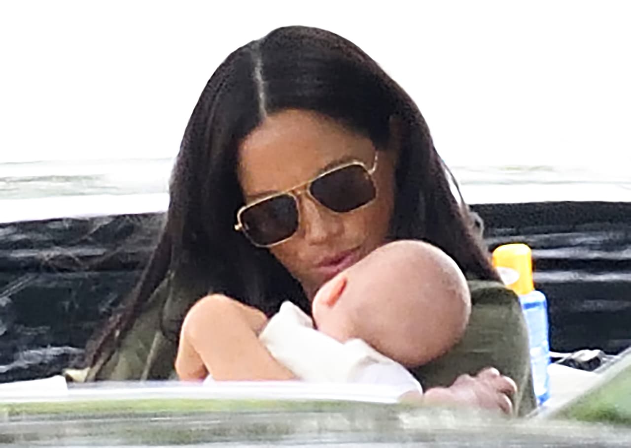 Sin embargo, ya ha hecho algunas apariciones públicas, las más recientes fueron el pasado 4 de julio de 2019 para
<b><a href="https://www.univision.com/famosos/meghan-markle-se-separa-por-unas-horas-de-su-hijo-archie-para-apoyar-a-serena-williams-en-el-torneo-wimbledon-fotos" target="_blank">ver a su amiga cercana Serena Williams en Wimbledon</a></b>, y luego el sábado 6 de julio en el
<b><a href="https://www.univision.com/famosos/esta-es-la-razon-por-la-que-harry-y-meghan-decidieron-mantener-en-secreto-a-los-padrinos-de-archie-fotos">bautizo de Archie</a></b>.