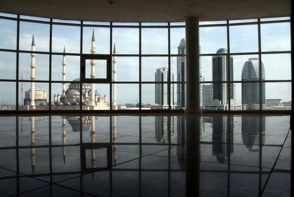 Recientemente, el presidente chechén, Ramzán Kadírov, regaló al actor francés Gerard Depardieu, quien recibió en enero la ciudadanía rusa, un apartamento en uno de los inmuebles adyacentes.