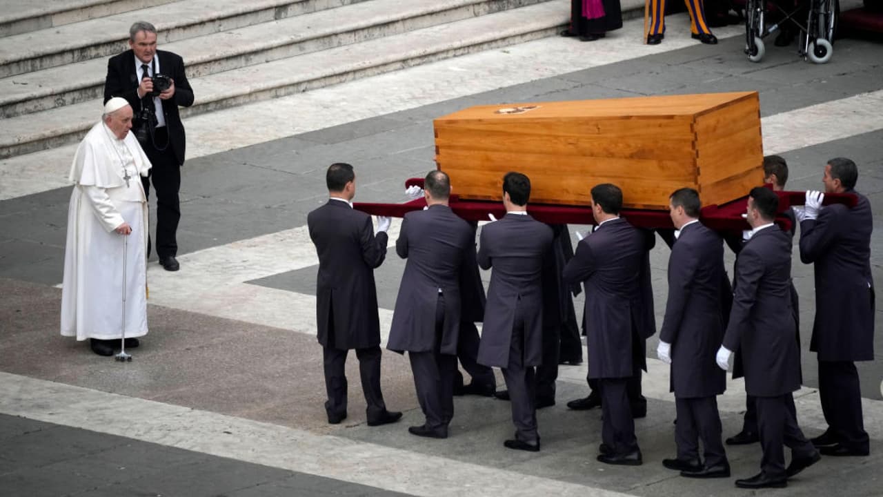 Este jueves se realizó el funeral de Benedicto XVI en la plaza de San Pedro. El papa Francisco encabezó la despedida y ofreció una misa en honor a su predecesor ante unas 50,000 personas. Se trata de un hecho que pasará a la historia, pues desde hace 600 años un papa en funciones no oficiaba las exequias de otro. Ratzinger fue enterrado en la sepultura donde estuvo un tiempo el papa Juan Pablo II. Tras la muerte del papa emérito, expertos hablan de una "nueva era" en la Sede Apostólica. 
<b>Lee aquí más información sobre <a href="https://www.univision.com/noticias/religion/papa-benedicto-xvi-funeral-joseph-ratzinger-vaticano" target="_blank">el funeral de Benedicto XVI</a></b>.