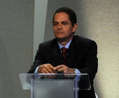 Germán Vargas LlerasEl candidato de Cambio Radical, de la derecha, tiene 48 años. Su promesa es superar a su antecesor, en caso de llegar a la presidencia, en cuanto a seguridad ciudadana y hacer énfasis en las mejorías sociales. Según las encuestas, Vargas Lleras puede aspirar a un tres por ciento de los votos de los electores.