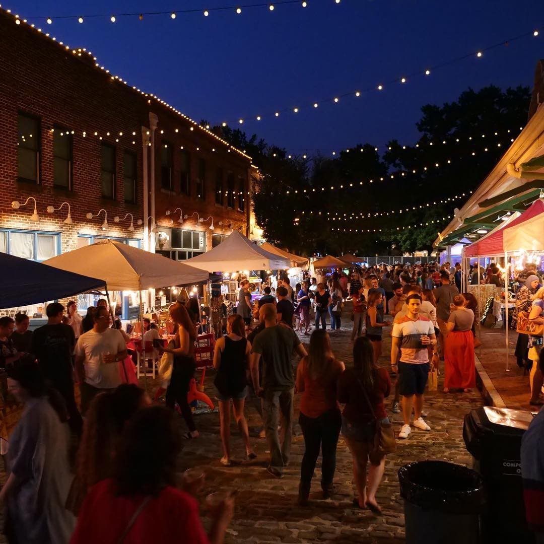 <b>Fall Raleigh Night Markets</b>
<br>
<b>Fecha</b>: 4 y 22 de octubre
<br>
<b>Lugar</b>: 306 Parham St C. Raleigh, NC.
<br>
<b>Sitio web</b>: 
<a href="https://www.raleighnightmarket.com/">https://www.raleighnightmarket.com/</a>
<br>
<br>El evento ofrece artesanías locales hechas a mano, camiones de comida, juegos en el césped, entretenimiento, bebidas del bar City Market y diversión para toda la familia.