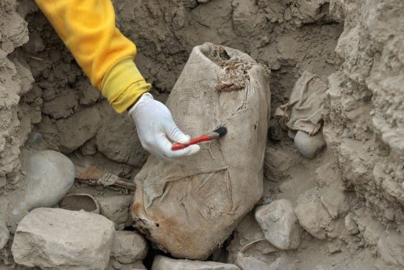 Una tumba con cuatro momias, de la cultura Wari y que data aproximadamente del año 850 de la era cristiana, fue descubierta en el corazón de Lima, en la cúspide de la pirámide de adobe conocida como Huaca Pucllana, informó Isabel Flores Espinosa.