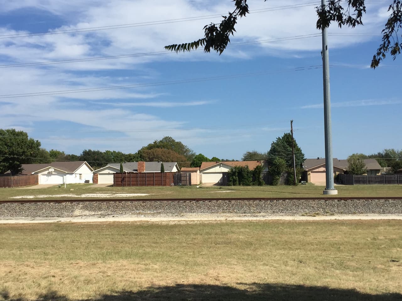 El estacionamiento de la casa de Sherin da hacia estos rieles de tren.