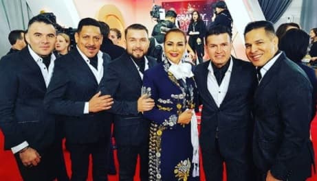 Aida Cuevas y Banda El Recodo fueron dignos representantes de la música regional mexicana en el GRAMMY 2018 y ella, la ganadora en su categoría, tuvo un gran gesto con 'La madre de todas las bandas'.