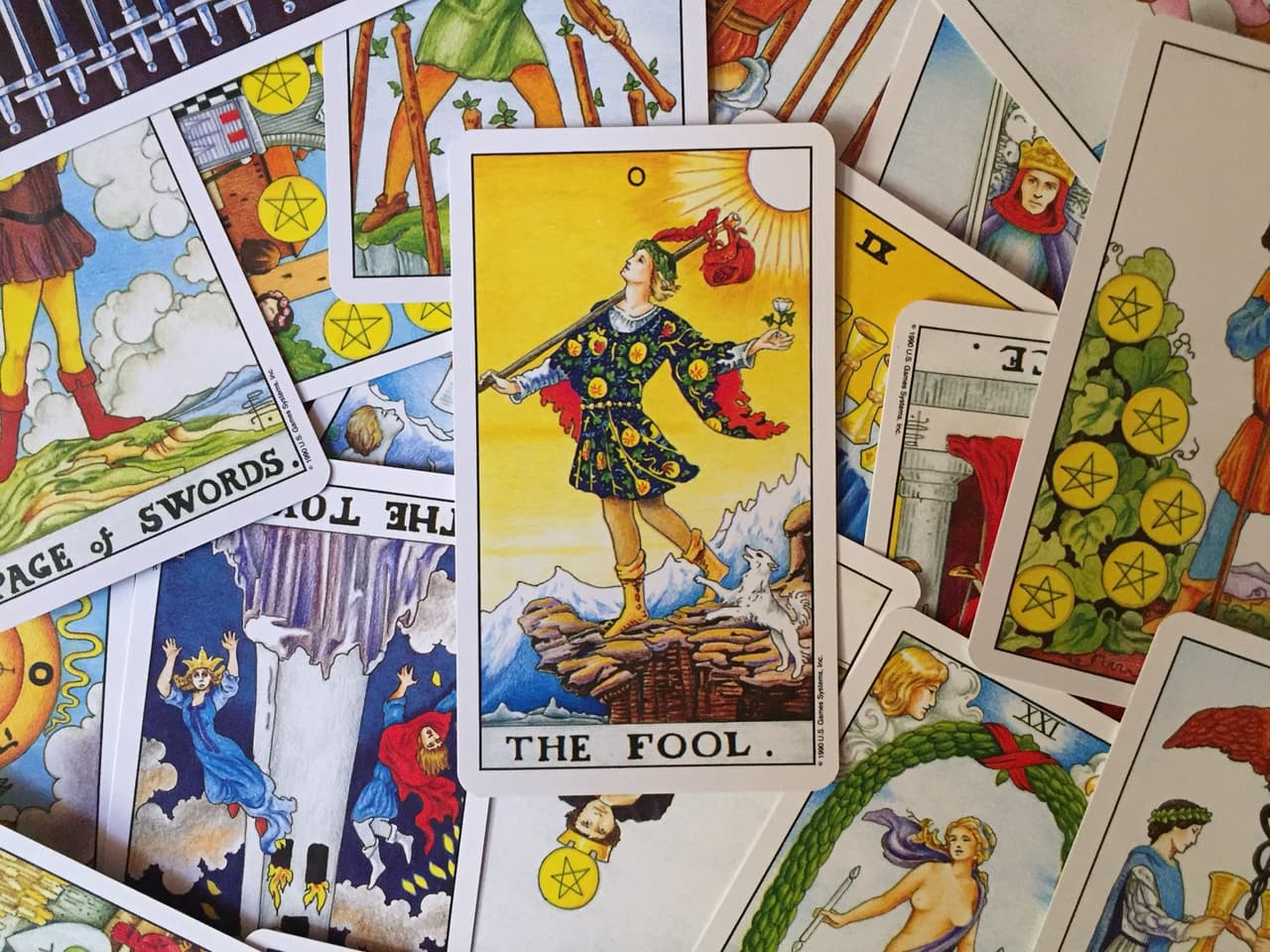 Pero la verdad está muy alejada de esto, ya que en realidad se trata de una alusión a la aventura. La carta del Loco te incita a comenzar una nueva misión, un camino diferente, justamente esa aventura a la que se está lanzando. Y, por consiguiente, implica también ponerle fin a algo.