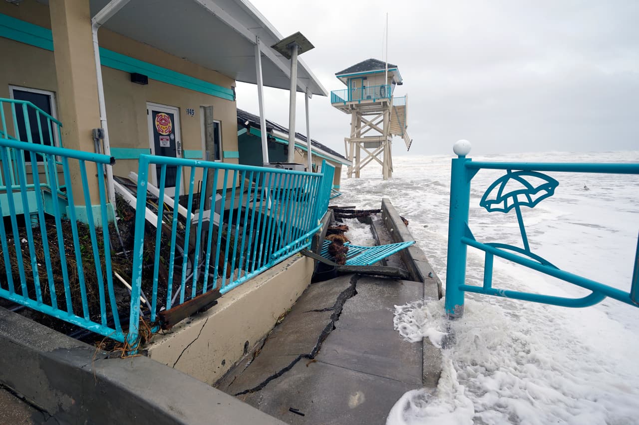 En Daytona Beach Shores, una instalación pública y una torre de obervación de salvavidas es golpeada por la marea que trajo Nicole. Pese a que tocó tierra como un huracán de mínima categoría, el impacto es evidente.