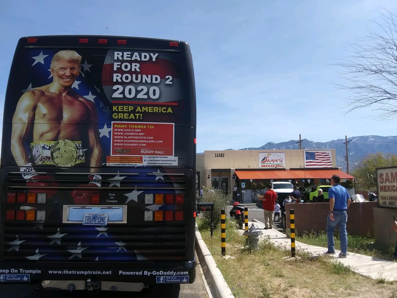 El autobús que promueve la reelección del presidente Donald Trump llegó este lunes a Tucson, un día antes de las primarias demócratas en Arizona.