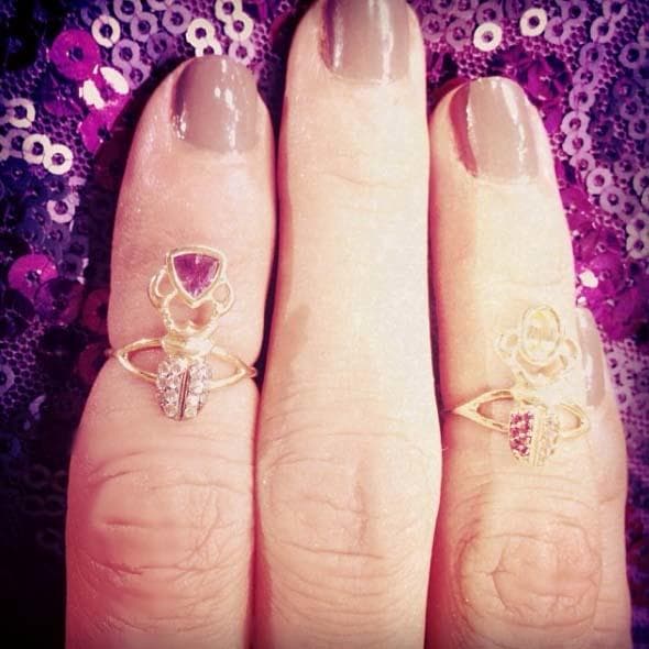 Los anillos midi son súper femeninos.