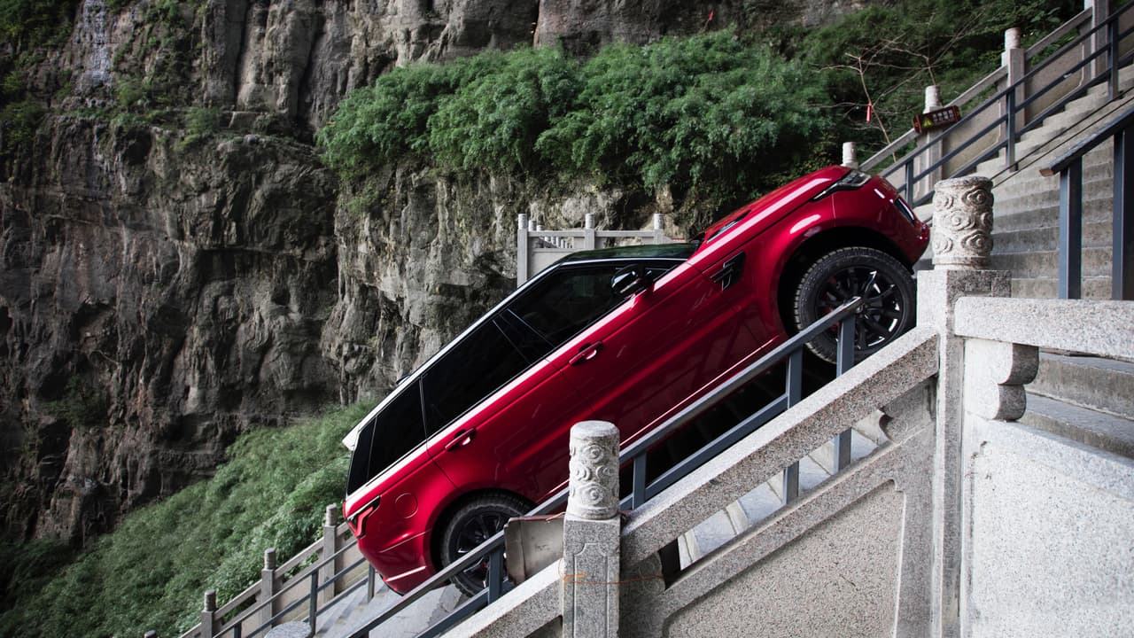 La Range Rover Sport P400e asciende 999 escalones hasta la 'Puerta del Cielo'