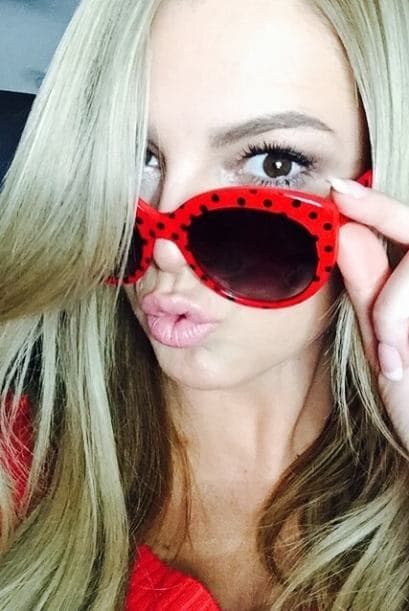 Los besitos de Marjorie son encantadores, y bajo esas gafas también complace con esos ojitos coquetos.