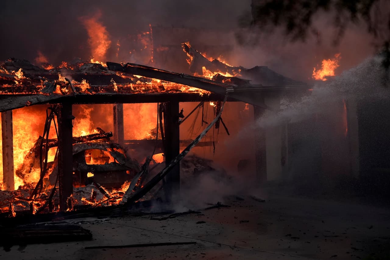 Residentes fueron exhortados a evacuar rápidamente, con oficiales contactando a 14,000 personas mientras chispas avivaban nuevos incendios hasta 4 km de distancia.