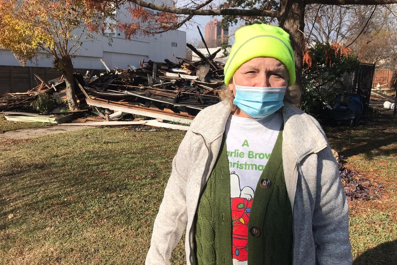 Los bomberos de Dallas respondieron al incendio en el 4300 de la calle Roseland. La señora
<b> María Victoria Dennett </b>dice que sus vecinos la alertaron que su casa se estaba quemando.