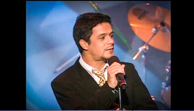 Alejandro Sanz cantó una de sus canciones más famosas 'Corazón partío', la cual forma parte de su quinto disco de estudio: 'Más'. El español tenía entonces ya diez años de carrera musical.