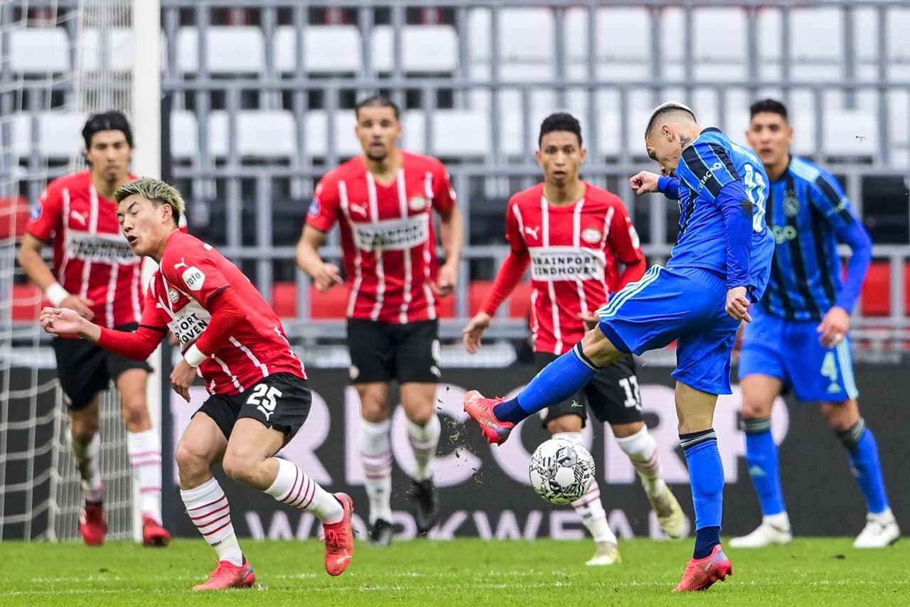 Edson Álvarez y Erick Gutiérrez fueron titulares en duelo de mexicanos en el PSV vs Ajax donde los de Amsterdam ganaron 1-2 de visitante y son líderes Eredivisie.