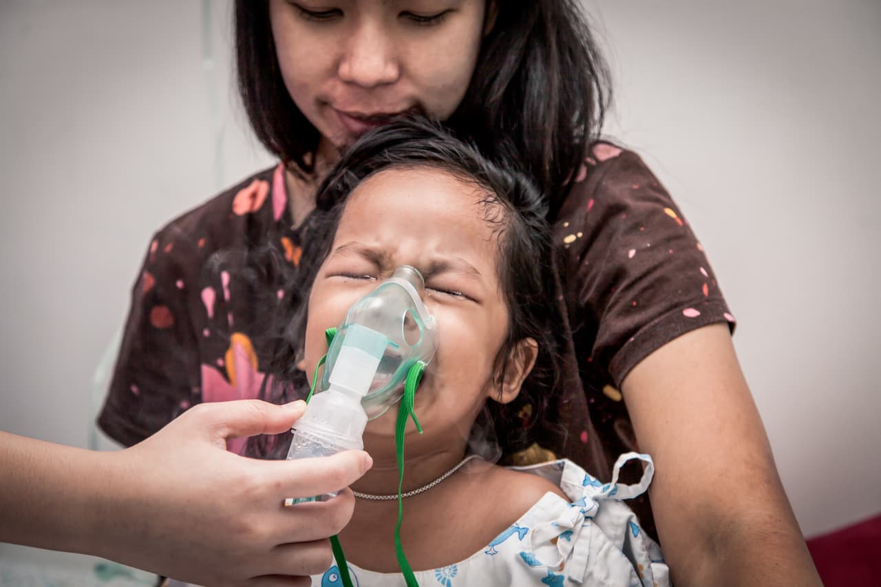 "Creo que el mensaje principal es que estamos viendo aumentos en nuestra región y haciendo hincapié en las recomendaciones de la HAN, en particular los clínicos que consideran la ampliación de las pruebas más allá de COVID y las personas que trabajan en entornos de alto riesgo; deben permanecer en casa cuando están enfermos activos, incluso si tienen una prueba COVID negativa", puntualizó el portavoz del CDPH a
<b><a href="https://www.univision.com/local/chicago-wgbo/illinois-alinea-nuevas-cubrebocas-mascarillas-recomendaciones-cdc-fotos">Noticias Univision Chicago</a></b>.