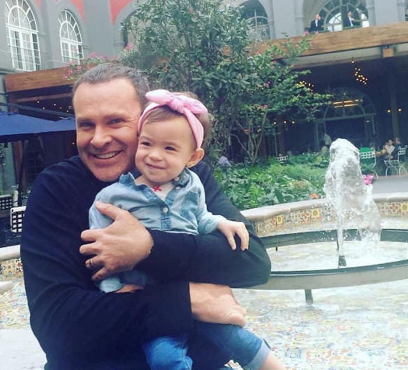 Él la consiente en todo momento.