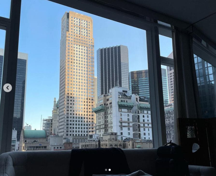 Pero para algunos de sus seguidores, este viaje les ha resultado cuestionable sin necesariamente conocer los motivos por los que El Gordo dejó Miami para estar ante el frío de 'La Ciudad de los Rascacielos'.
<br>